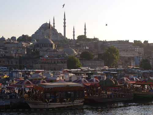 Turcja, Stambuł, Meczet sułtana Sulejmana Wspaniałego (Kanuni Sultan Süleyman Camii) i nabrzeże Złotego Rogu (Haliç)