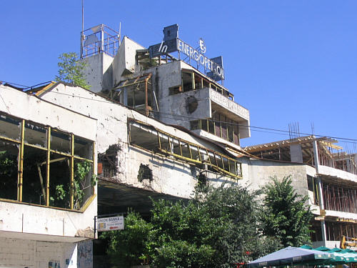 Bośnia, Mostar, Budynek ENERGOPETROL zniszczony w czasie działań wojennych