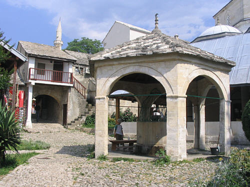Bośnia, Mostar, Studnia na dziedzińcu meczetu Koškin-Mehmed Pašy, pasha.