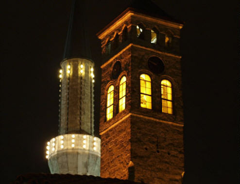 Baščaršija, Sarajewo, Sahat Kula czyli wieża zegarowa i minaret meczetu Gazi Husrev-Bega nocą